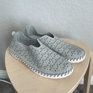 NEW ✨ BERNIE MEV light grey laser cut leather shoe TW83